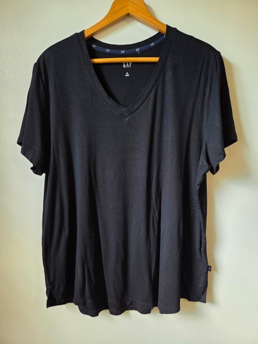 EUC GAP BLACK SUPER SOFT V NECK SHORT SLEEVES TEE SIZE XL